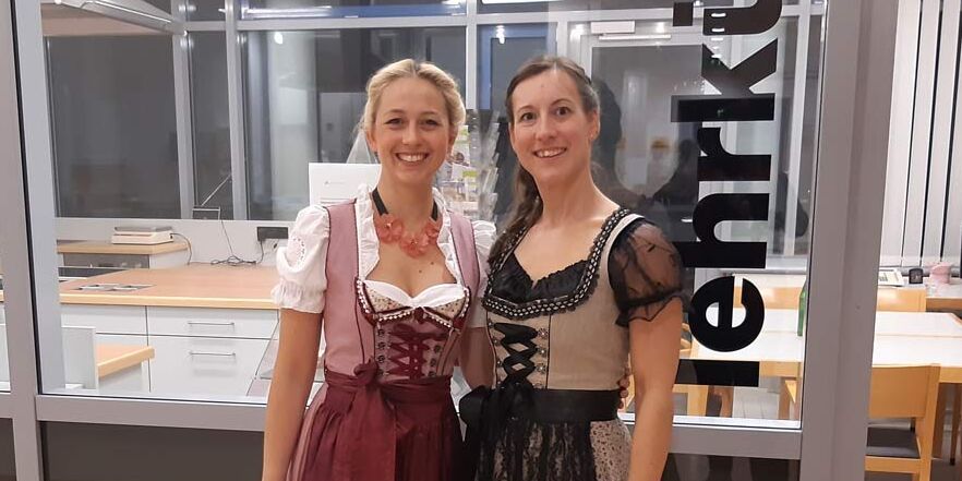 Ernährungsberaterinnen in bayerischer Tracht vor der Lehrküche