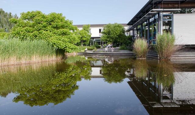 Blick auf den großen Teich im Park der Niederrhein Klinik