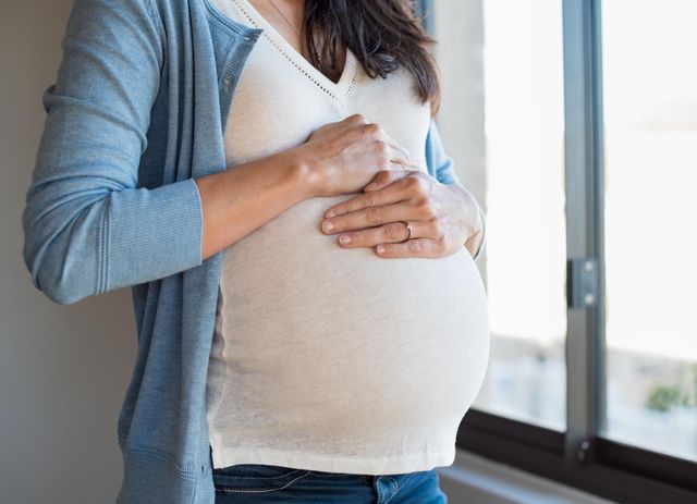 Was ist Geburtshilfe? Eine schwangere Frau repräsentiert eine typische Patientin in der Geburtshilfe.
