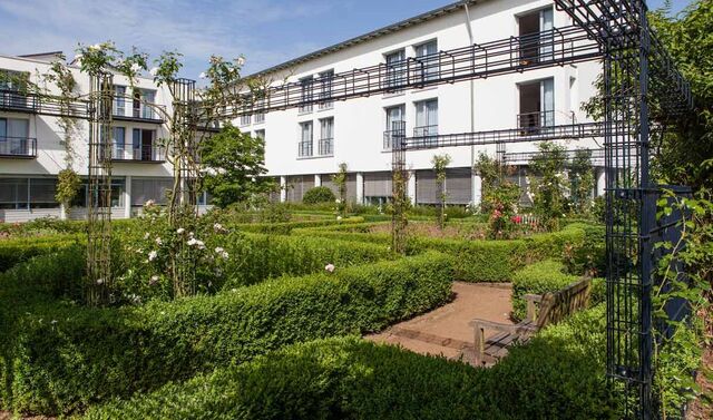 Außenansicht der Niederrhein Klinik mit einer gepflegten Gartenanlage davor.